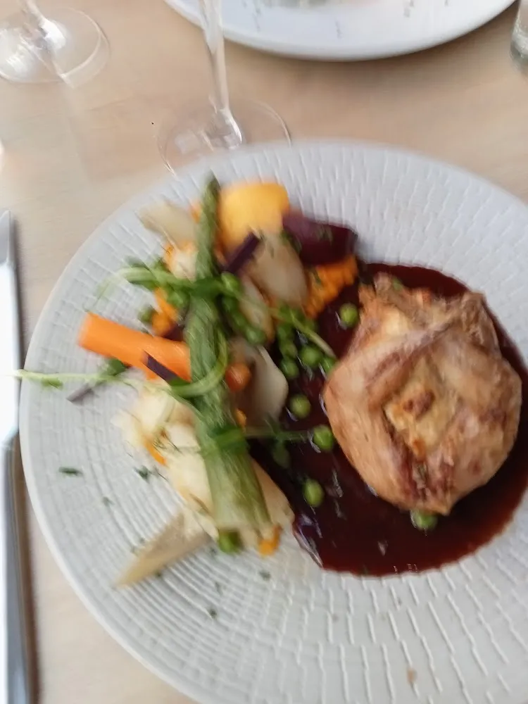 Caille Désossée À Farce À la Truffe d'été Aux Petits Légumes Au Jus D